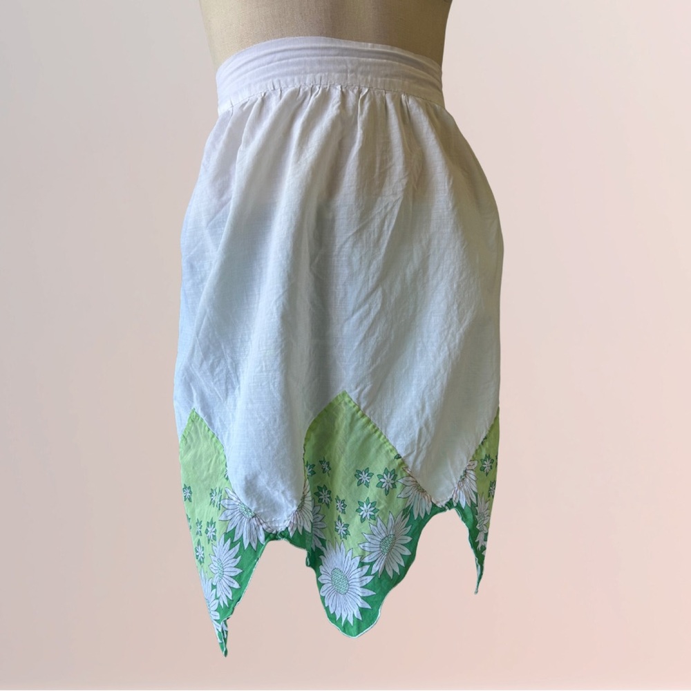 🔥SOLD🔥VINTAGE 1970s White Apron with Green Floral Detail